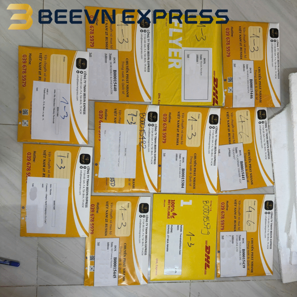Các phong bì DHL và BeeVN Express chứa hồ sơ, giấy tờ được đóng gói cẩn thận để gửi tài liệu đi Singapore đúng quy định hải quan.