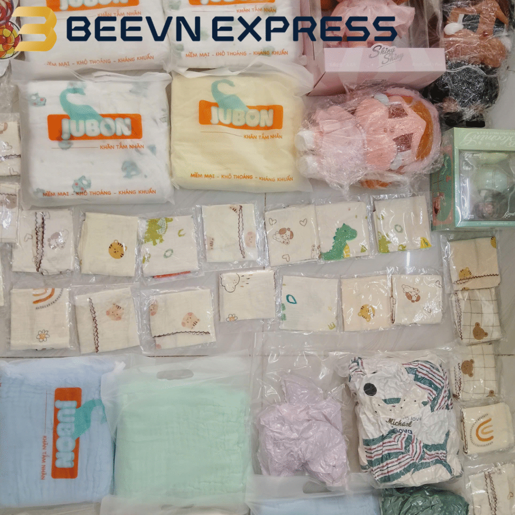 Các loại khăn, quần áo trẻ em và đồ dùng cá nhân thường được đóng gói khi gửi đồ cá nhân đi Singapore theo đúng quy định của Singapore Customs.