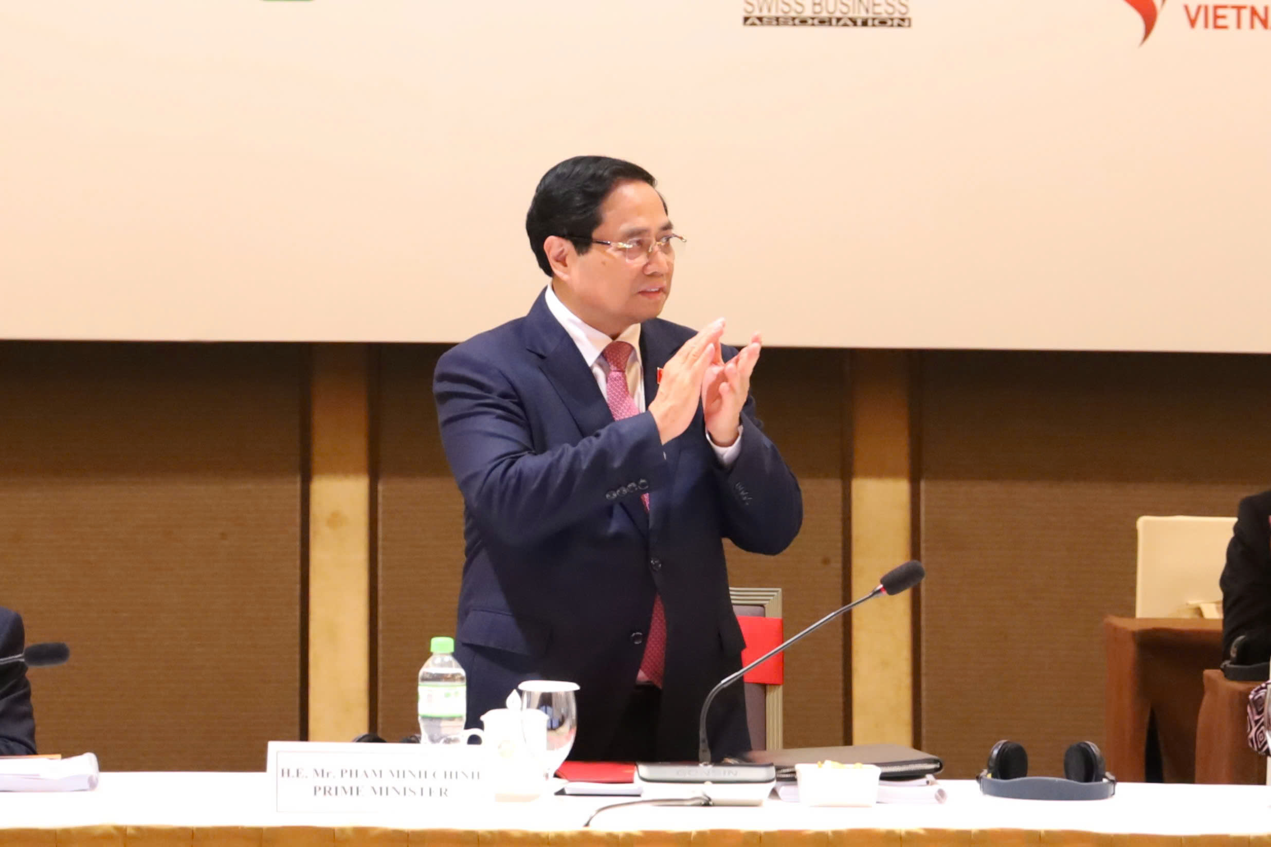Thủ tướng Phạm Minh Chính phát biểu tại Diễn đàn Doanh nghiệp Việt Nam 2025 về vai trò trung tâm của doanh nghiệp trong chuyển đổi xanh và chuyển đổi số.