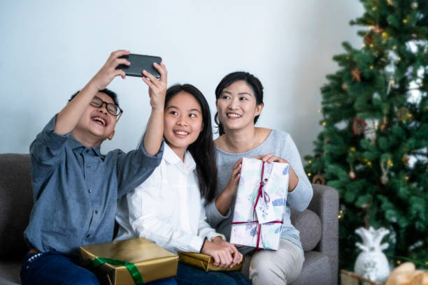 Một gia đình đang mở quà trong dịp lễ, minh họa nhu cầu gửi quà tặng khi gửi hàng đi Sing cho người thân ở Singapore