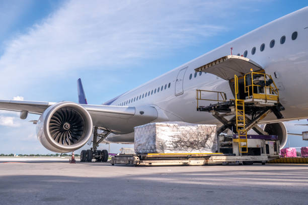 Hàng hóa hóa chất lên máy bay vận tải, minh họa dịch vụ chuyển phát nhanh đi Singapore bằng đường hàng không với tốc độ giao dịch 1–3 ngày.