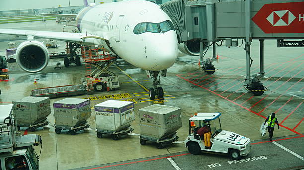 Máy bay đang bốc dỡ hàng hóa thương mại tại sân bay quốc tế, phục vụ hoạt động gửi hàng thương mại đi Singapore.