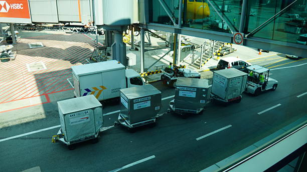 Container hàng hóa được kéo trên đường băng, minh họa bước vận chuyển nhanh trong hướng dẫn gửi hàng đi Sing