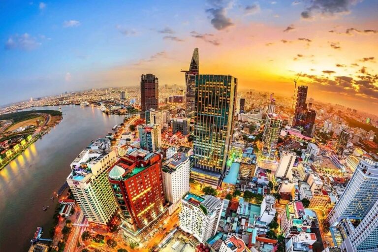 Dịch vụ vận chuyển hàng đi Singapore bùng nổ khi Việt Nam nổi lên như trung tâm thương mại thế hệ tiếp theo của ASEAN