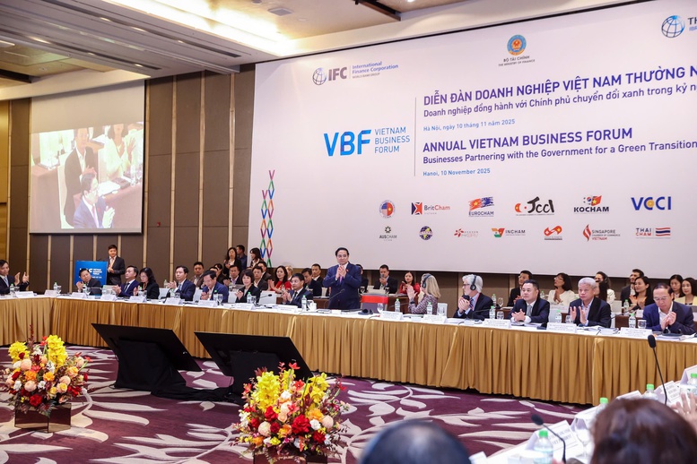 Quang cảnh phiên thảo luận tại Diễn đàn Doanh nghiệp Việt Nam 2025 về cải thiện môi trường đầu tư, chuyển đổi số và chuyển đổi xanh.