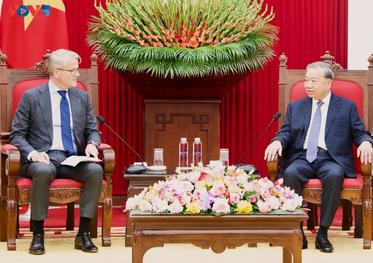 Hai lãnh đạo cấp cao trao đổi về định hướng xây dựng cảng biển xanh và hạ tầng thông minh tại Việt Nam, tạo nền tảng thúc đẩy dịch vụ gửi hàng đi Singapore bằng đường biển