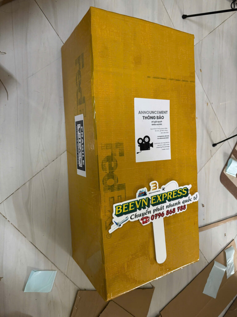Thùng hàng được BeeVN Express đóng gói bằng carton 3–5 lớp và niêm phong cẩn thận theo tiêu chuẩn quốc tế trước khi vận chuyển.