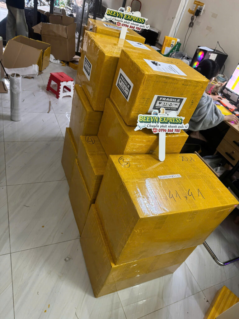 Các kiện hàng được BeeVN Express đóng gói và dán nhãn trước khi gửi hàng thương mại đi Singapore, đảm bảo tuân thủ tiêu chuẩn vận chuyển quốc tế.