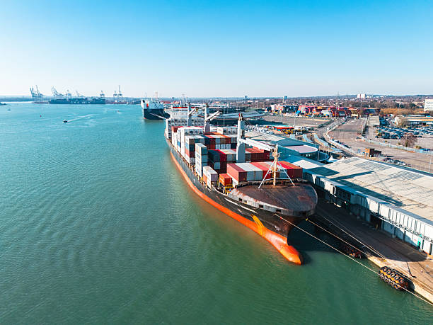 Vận chuyển hàng đi Singapore bằng đường biển với tàu container tại cảng, phù hợp gửi hàng nặng và hàng shop tiết kiệm chi phí.