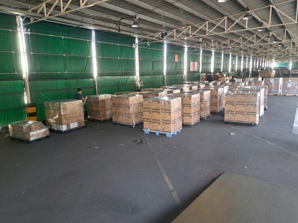Kho xử lý hàng hóa BeeVN Express tại Việt Nam, tiếp nhận nhiều loại hàng khó theo bảng giá vận chuyển từ Singapore về Việt Nam, trừ hàng cấm