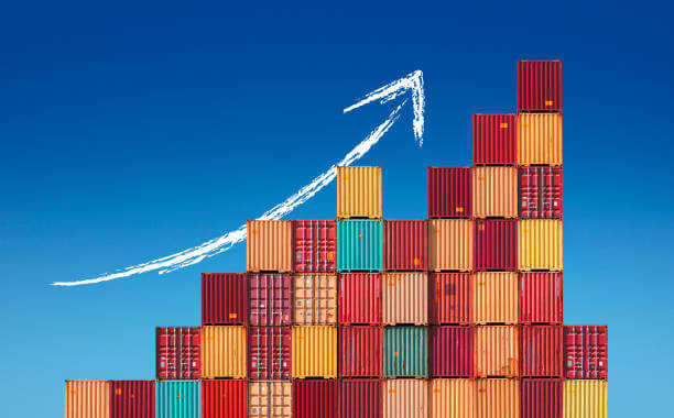Biểu tượng container xếp tầng tăng dần với mũi tên đi lên thể hiện chi phí logistics trong thị trường vận chuyển Việt Nam – Nga tăng